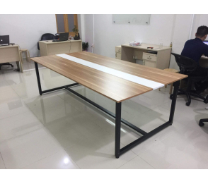 ban-lam-viec-chan-sat